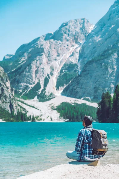 Muž Sedí Pláži Jezera Batohem Hory Pozadí Itálie Dolomites — Stock fotografie