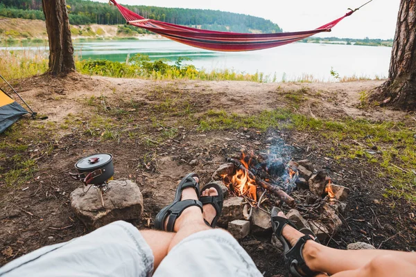 Couple Assis Près Feu Camp Avec Belle Vue Sur Lac — Photo