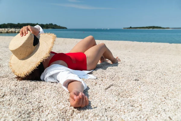 Woman Sunbathing Sea Beach Summer Vacation Travel Concept — Stock Photo, Image