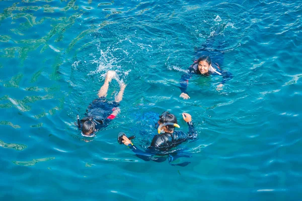 Pula Kroatië Mei 2019 Groep Van Drie Mensen Die Zwemmen — Stockfoto