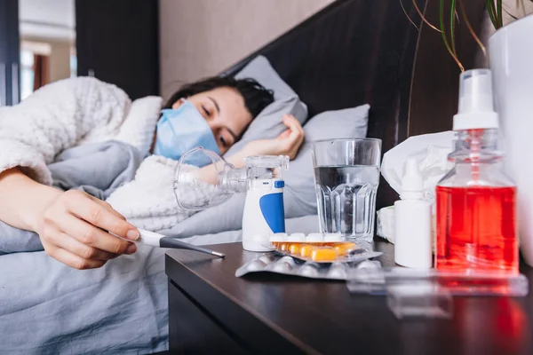 Junge Kranke Frau Bett Trinkt Tabletten Kopierraum — Stockfoto