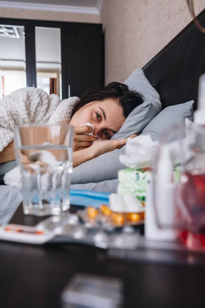 Junge Kranke Frau Bett Trinkt Tabletten Kopierraum — Stockfoto