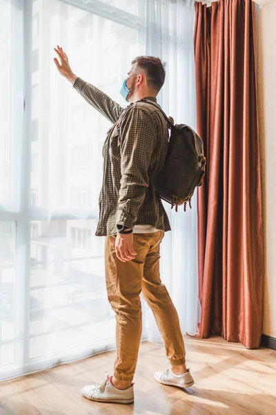 Mann Mit Medizinischer Maske Steht Mit Rucksack Fenster Kopierraum — Stockfoto