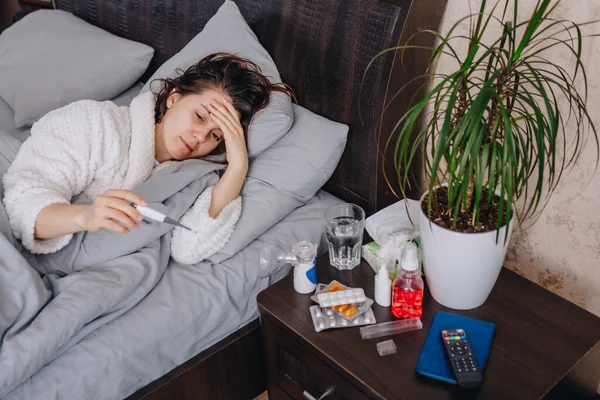 Junge Kranke Frau Bett Trinkt Tabletten Kopierraum — Stockfoto