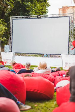 Şehir parkındaki insanlar açık hava sinemasında film izliyorlar. romantik randevu