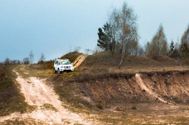 off road konsepti. Toz içinde bir cip. Boşluğu kopyala