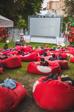 Şehir parkındaki insanlar açık hava sinemasında film izliyorlar. romantik randevu