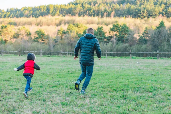 Pai Brincando Com Filha Criança Campo Com Brinquedo Simples Família — Fotografia de Stock