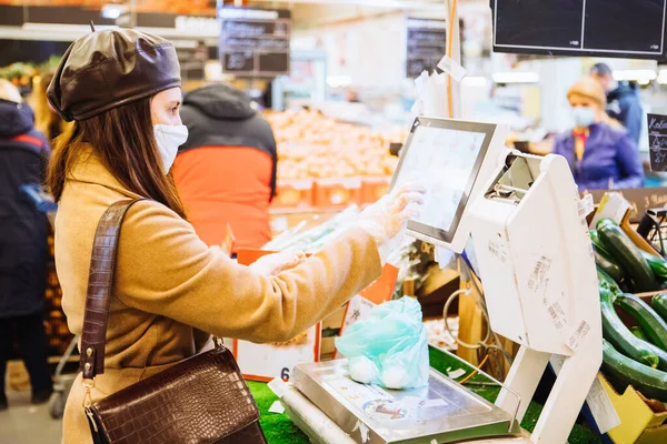 戴着医疗面罩的妇女在杂货店购物 复制空间 Coronavirus概念 — 图库照片