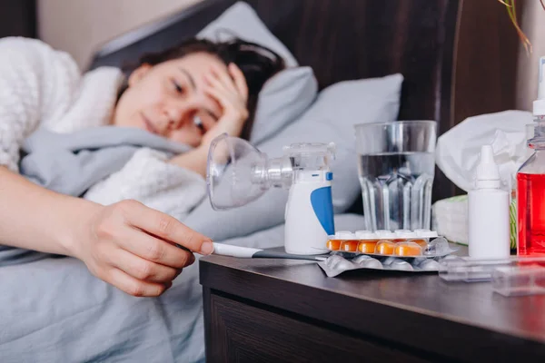 Ung Sjuk Kvinna Sängen Dricker Piller Kopieringsutrymme — Stockfoto