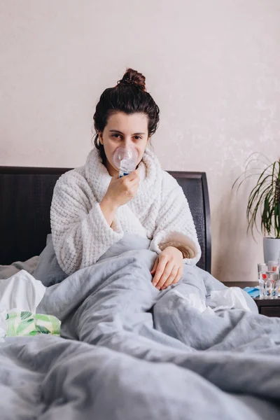 Junge Kranke Frau Bett Trinkt Tabletten Kopierraum — Stockfoto