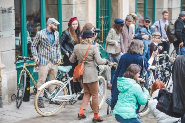 Lviv, Ukrayna - 4 Mayıs 2019: insanların eski bisiklet sürdüğü şehir doğum günü festivali. Boşluğu kopyala