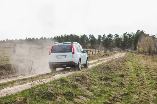 Voiture Suv Équitation Par Route Campagne Poussiéreuse Espace Copie — Photo