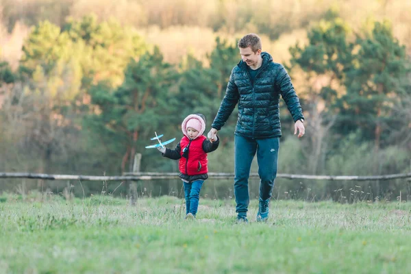 Pai Brincando Com Filha Criança Campo Com Brinquedo Simples Família — Fotografia de Stock