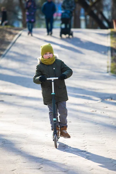 Kleinkind Fährt Roller Öffentlichen Stadtpark Aktivitäten Freien — Stockfoto
