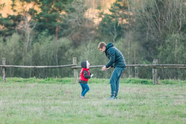 Padre Jugando Con Hija Del Niño Campo Con Juguete Llano —  Fotos de Stock