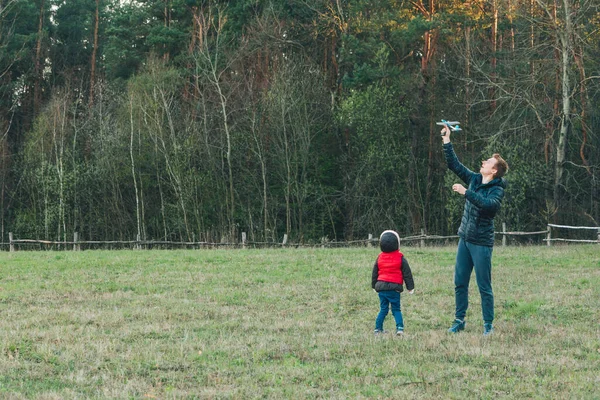 Padre Jugando Con Hija Del Niño Campo Con Juguete Llano —  Fotos de Stock