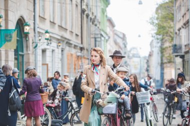 Lviv, Ukrayna - 4 Mayıs 2019: insanların eski bisiklet sürdüğü şehir doğum günü festivali. Boşluğu kopyala