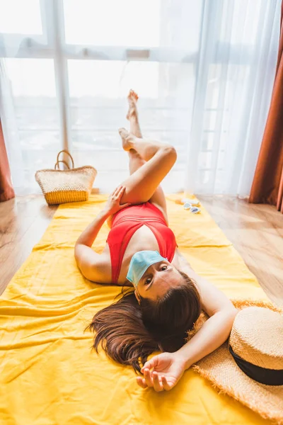 Mulher Tuck Quarentena Casa Sonhando Com Férias Praia Mar Que — Fotografia de Stock