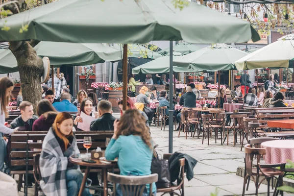 Lviv Ucrania Mayo 2019 Vista Personas Descansando Cafetería Aire Libre — Foto de Stock