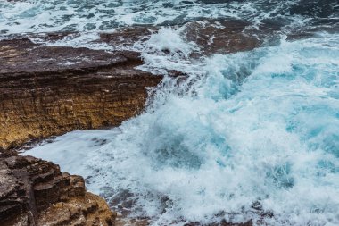 fırtına havalarda kayalık deniz plajı görünümü. kopya alanı. Arka plan