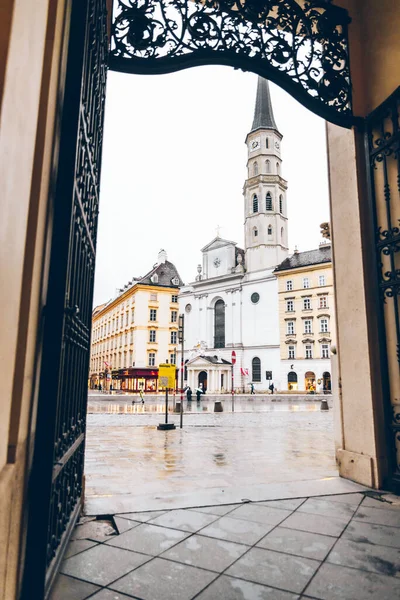 聖マイケル教会ウィーンビューで雨の日 ウィーンオーストリア — ストック写真