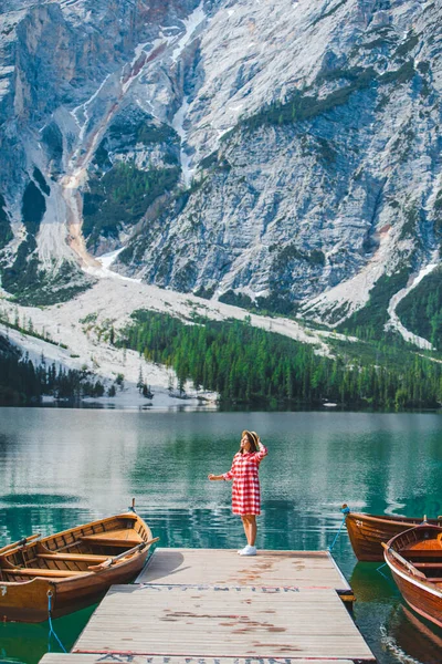 Joven Hermosa Mujer Vestido Rojo Caminando Por Muelle Madera Lago — Foto de Stock