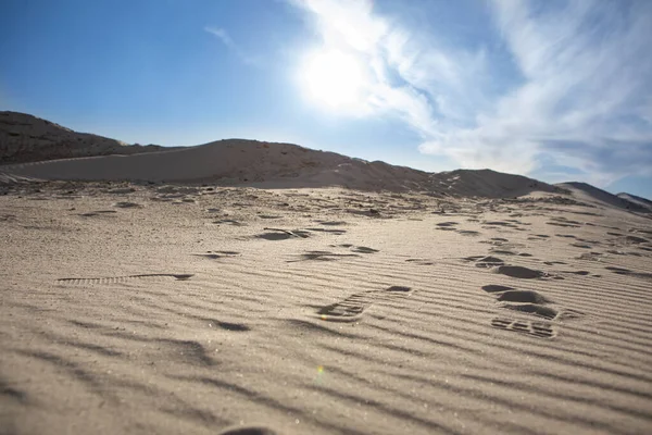 砂の上を歩く人々の姿です 熱い砂漠だ 閉めろ コピースペース — ストック写真