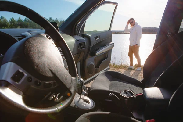 Uomo Piedi Vicino Auto Guardando Tramonto Sul Lago Viaggio Strada — Foto Stock