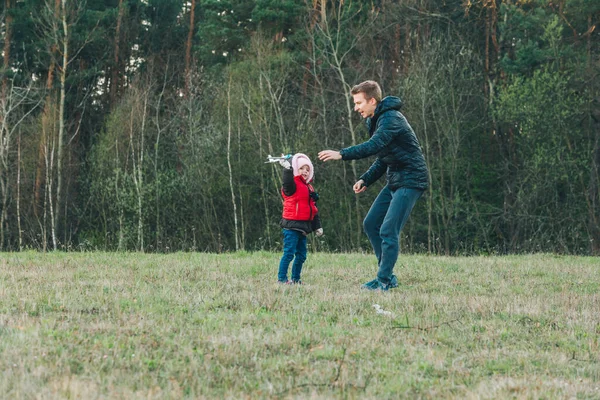 Pai Brincando Com Filha Criança Campo Com Brinquedo Simples Família — Fotografia de Stock