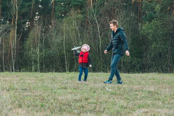 Pai Brincando Com Filha Criança Campo Com Brinquedo Simples Família — Fotografia de Stock