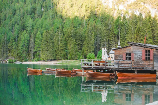 Utsikt Över Trä Brygga Båtar Station Vid Braies Sjön Italien — Stockfoto