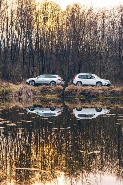 Due Suv Nella Foresta Sentiero Pedonale Tempo Primavera — Foto Stock