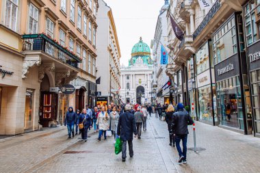 Viyana, Avusturya - 16 Mayıs 2018: Peterskirche Kilisesi, Avrupa İlkbahar Caddesi 'ni satın alan turistlere bakıyor. Boşluğu kopyala