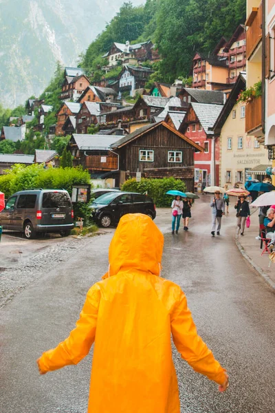 Donna Impermeabile Giallo Passeggiando Strade Hallstatt Vista Posteriore Austria — Foto Stock