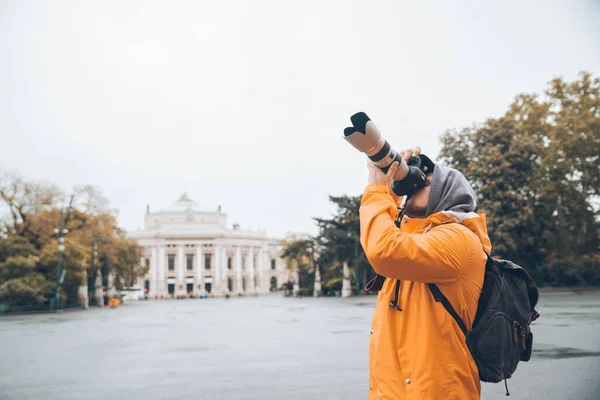 Homem Com Câmera Profissional Lente Grande Tirar Foto Arquitetura Cidade — Fotografia de Stock