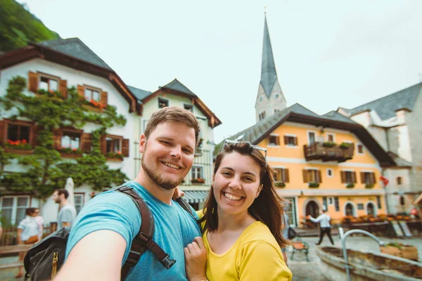 Lachend Mooi Paar Het Nemen Van Selfie Hallstatt Stad Centraal — Stockfoto