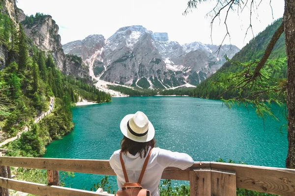 Žena Slamáku Batohem Dívá Jezero Dolomitových Alpách Letní Prázdniny Turistiku — Stock fotografie