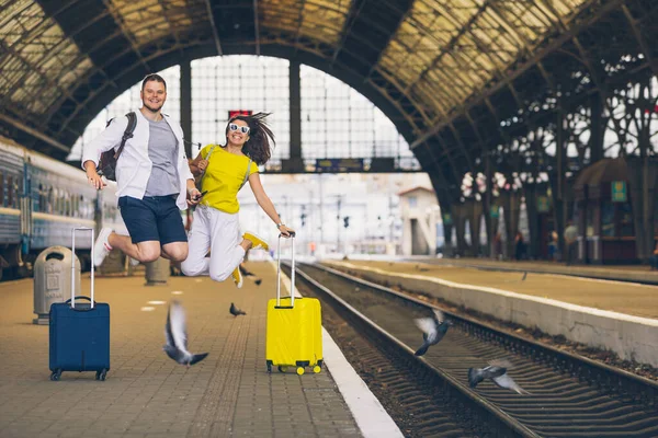 Счастливая Пара Прыгает Чемоданами Железнодорожном Вокзале Копировать Пространство — стоковое фото