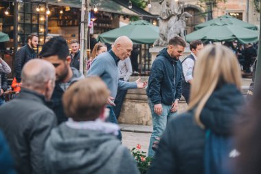 Lviv, Ukrayna - 10 Mayıs 2019: Central City Meydanı 'nda insanlar dans ediyor. Yaşam biçimi