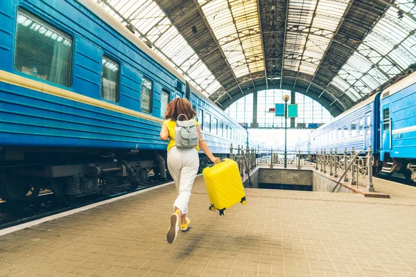 Femeie Care Rulează Gară Pungi Târziu Pentru Tren Copie Spațiu — Fotografie, imagine de stoc