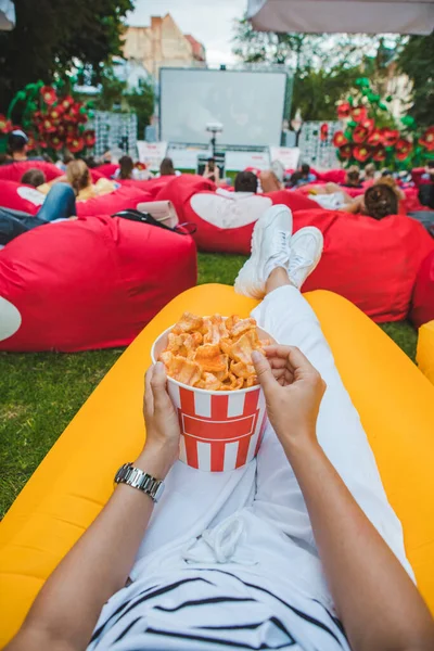 Open Air Kino Gibt Einen Imbiss Sommerzeit Freizeitgestaltung — Stockfoto