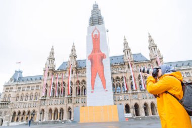 Viyana, Avusturya - 16 Mayıs 2019: Profesyonel kameralı ve büyük mercekli bir adam şehrin mimari fotokopi alanı turizminin fotoğrafını çekiyor