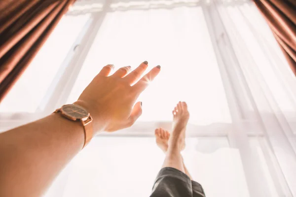 Frau Langweilt Sich Selbstisolierung Liegen Fenster Hause Sicher Bleiben — Stockfoto