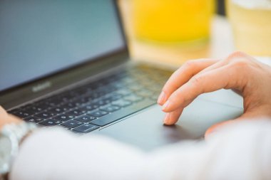 Kadın eli dizüstü bilgisayarda. İnternet sörfünü kapat.