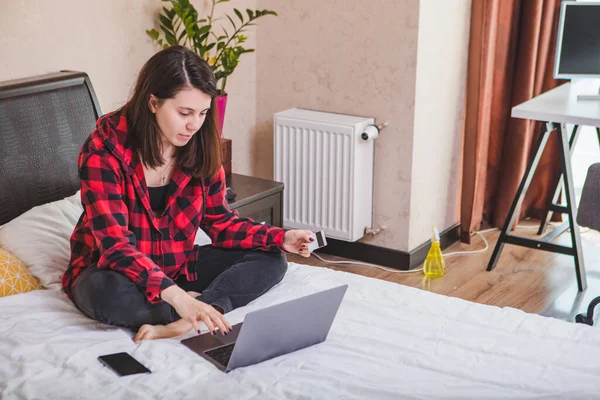 Γυναίκα Κάθεται Στο Κρεβάτι Κάνοντας Online Ψώνια Στο Laptop Πληρώσει — Φωτογραφία Αρχείου