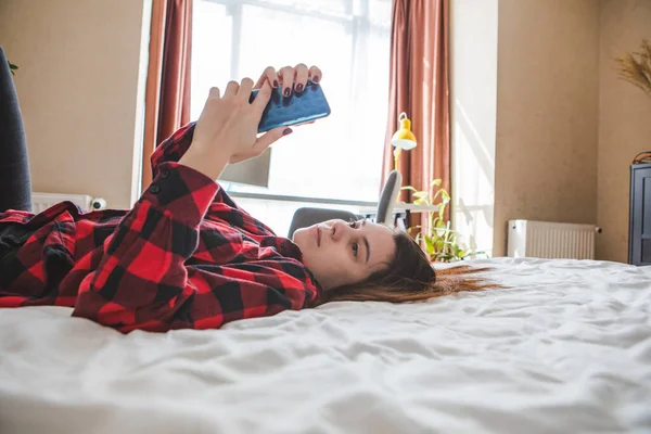 Скучная Женщина Лежит Постели Сотовым Телефоном Остаться Дома — стоковое фото