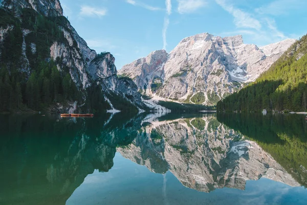 Krajina Pohled Alpské Jezero Letní Čas Odraz Vodní Hladině — Stock fotografie