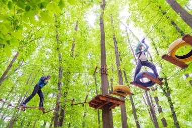Çift halat parkında eğleniyor. spor aktiviteleri