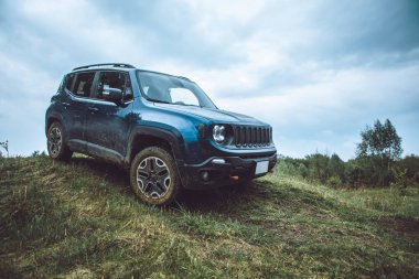 Kirli yoldan arazi aracı yolculuğu konsepti. Boşluğu kopyala